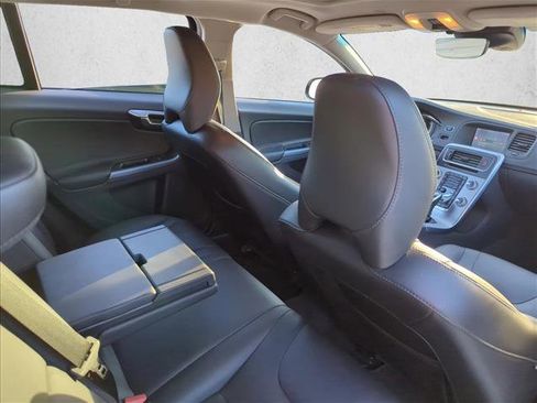Used 2018 Volvo V60 T5 Cross Country w/ Convenience Package image 21