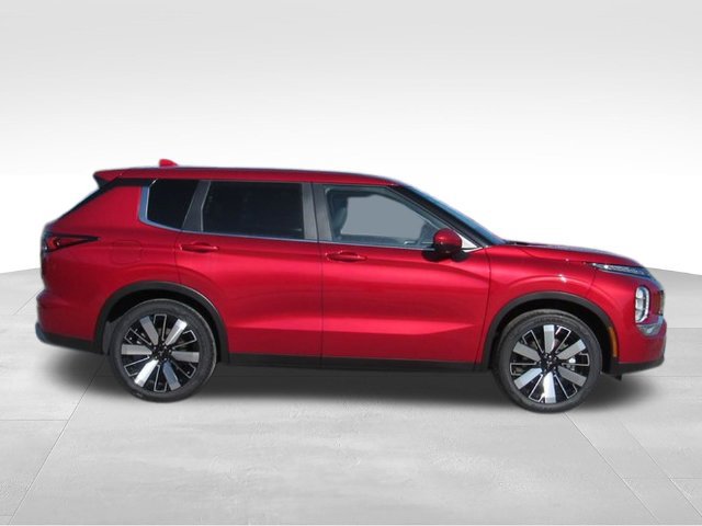 Used 2025 Mitsubishi Outlander SE FWD image 2