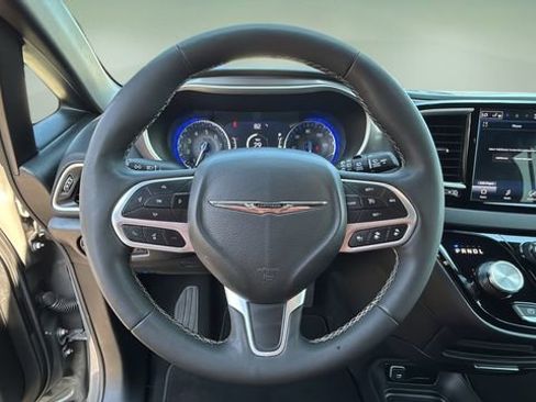 Used 2025 Chrysler Pacifica Select image 11