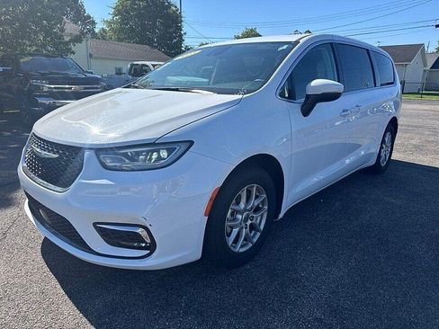 Used 2023 Chrysler Pacifica Touring-L FWD image 1