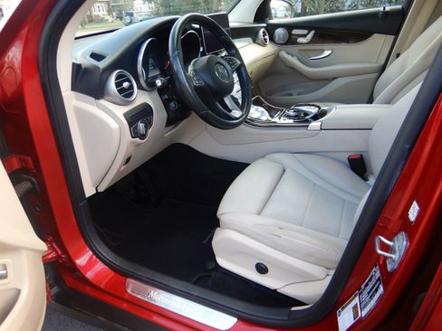 Used 2017 Mercedes-Benz GLC 300 4MATIC w/ Premium 2 Package image 11