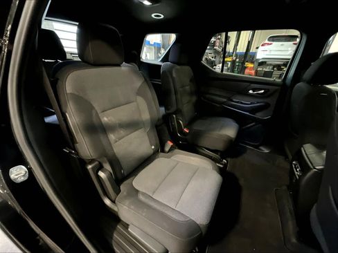 Used 2022 Chevrolet Traverse LT image 16
