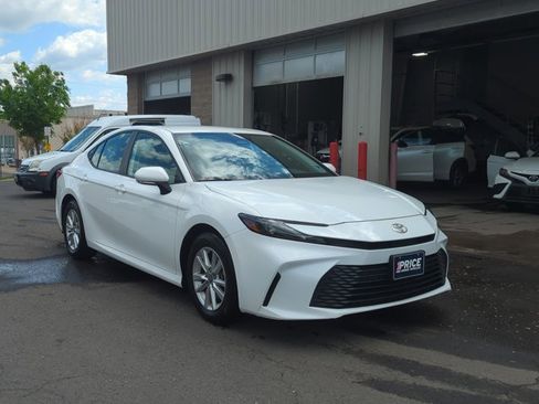 Used 2025 Toyota Camry LE image 3