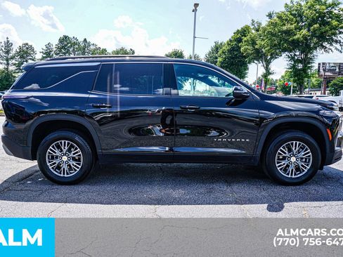 Used 2025 Chevrolet Traverse LT FWD image 10