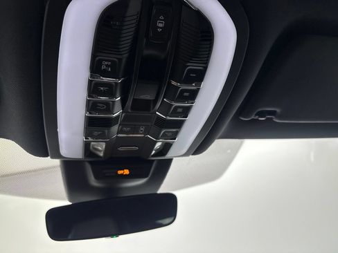 Certified 2024 Porsche Macan AWD/4WD image 41