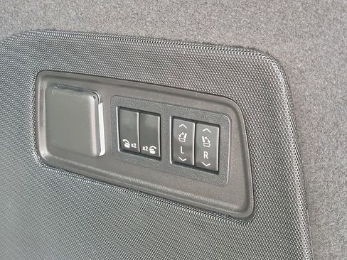 Used 2021 Cadillac Escalade ESV Premium Luxury w/ Performance Package RWD image 10
