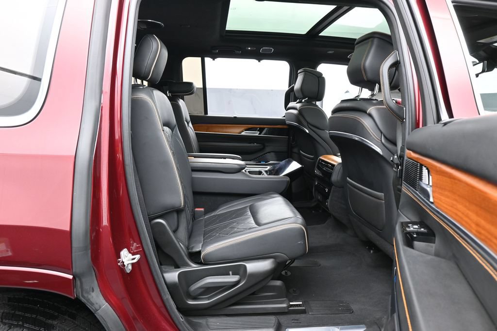 Used 2022 Jeep Grand Wagoneer Series III AWD/4WD image 46