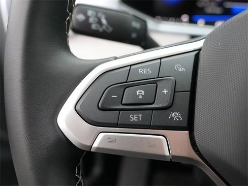 Certified 2025 Volkswagen Taos SE image 25