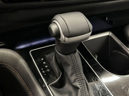 Used 2025 Toyota Sienna Platinum image 17