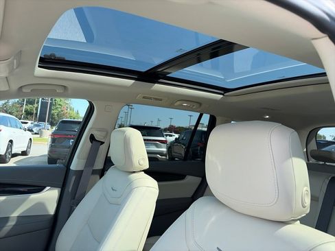 Used 2023 Cadillac XT6 Premium Luxury FWD image 12