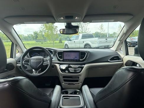 Used 2023 Chrysler Pacifica Touring-L FWD image 18
