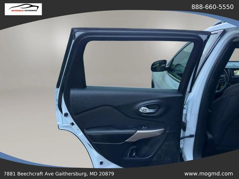 Used 2017 Jeep Cherokee Latitude w/ Cold Weather Group AWD/4WD image 10