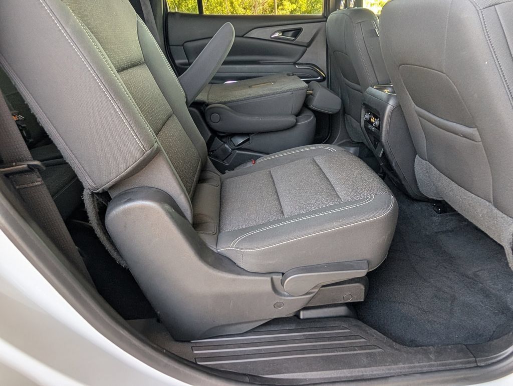 Used 2024 Chevrolet Traverse LT FWD image 23