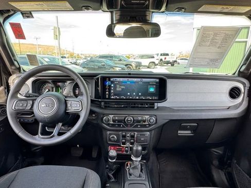 Used 2024 Jeep Wrangler Unlimited image 17