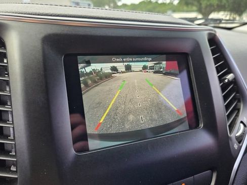Used 2021 Jeep Cherokee Latitude FWD image 24