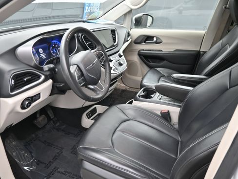 Used 2023 Chrysler Pacifica Touring-L FWD image 12