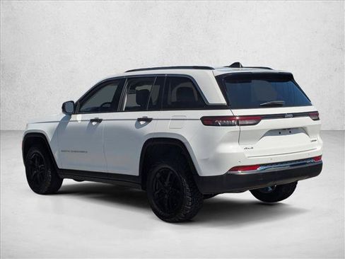 Used 2023 Jeep Grand Cherokee Laredo w/ Luxury Tech Group I AWD/4WD image 8