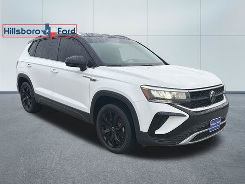 Used 2023 Volkswagen Taos SE w/ Panoramic Sunroof Package image 4