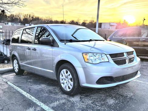 Used 2020 Dodge Grand Caravan SE w/ UConnect Hands-Free Group image 4