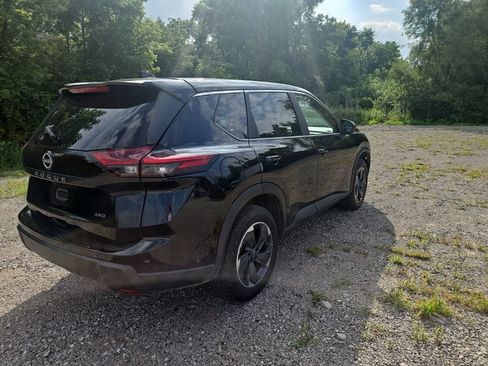 Used 2025 Nissan Rogue SV AWD/4WD image 4