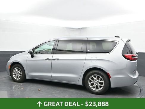 Used 2024 Chrysler Pacifica Touring-L FWD image 8