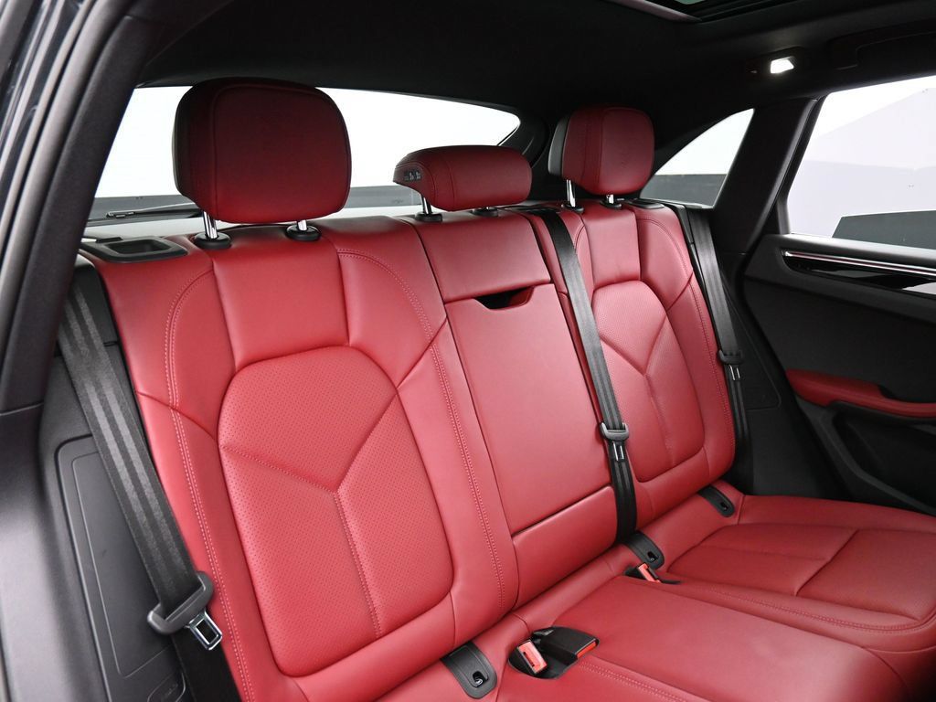 Certified 2026 Porsche Macan AWD/4WD image 27