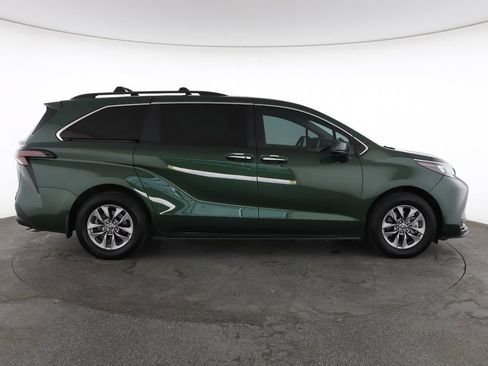 Used 2025 Toyota Sienna XLE FWD image 14