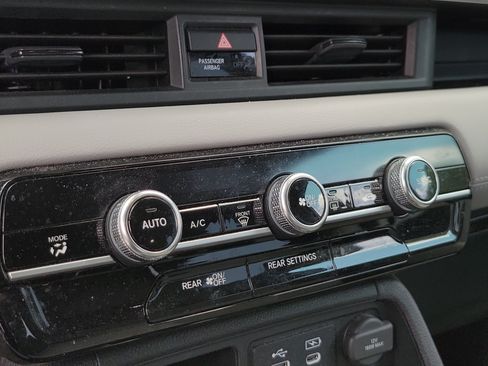 Used 2024 Honda Pilot LX image 9