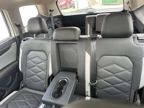 Used 2025 Volkswagen Atlas Peak Edition SE AWD/4WD image 19