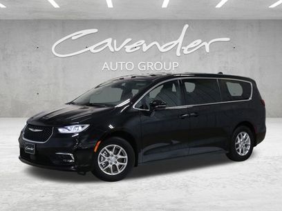 Used 2025 Chrysler Pacifica Select