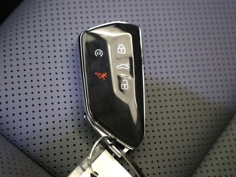 New 2025 Volkswagen Tiguan SE image 40