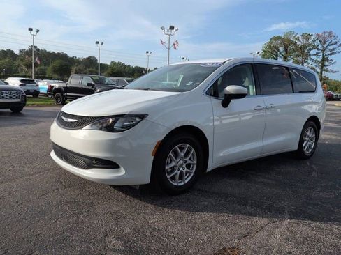 Used 2023 Chrysler Voyager LX FWD image 8
