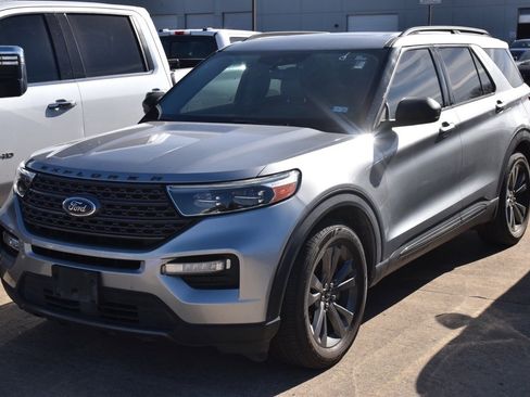 Used 2021 Ford Explorer XLT w/ Equipment Group 202A image 2