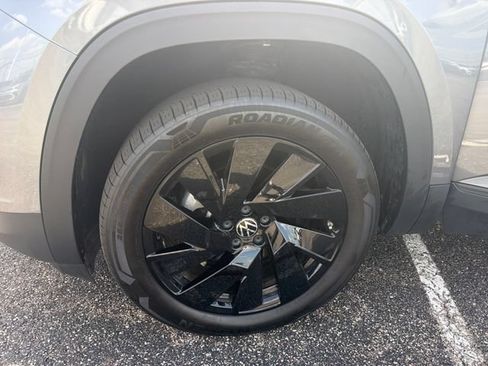 Used 2024 Volkswagen Atlas SE AWD/4WD image 17