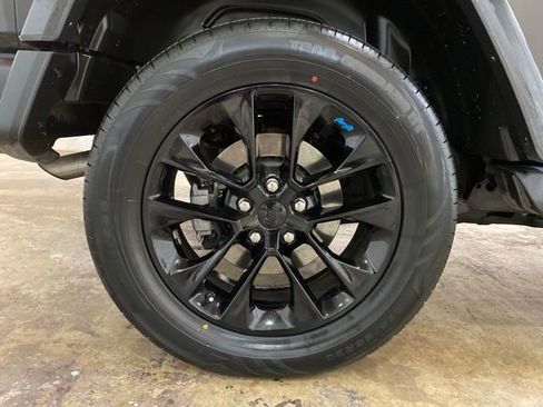 Used 2022 Jeep Wrangler Unlimited Sahara AWD/4WD image 29