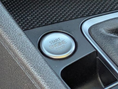 Used 2022 Volkswagen Jetta SE image 32