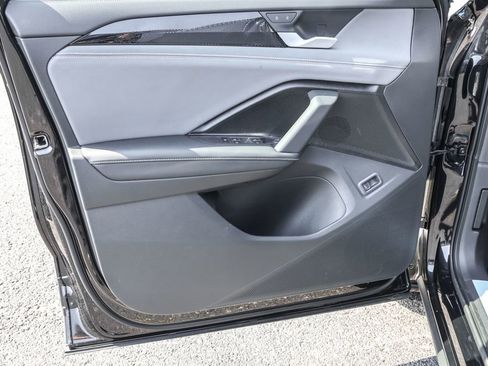 Used 2025 Volkswagen Tiguan SE image 25