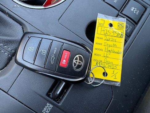 Used 2024 Toyota Highlander LE FWD image 35