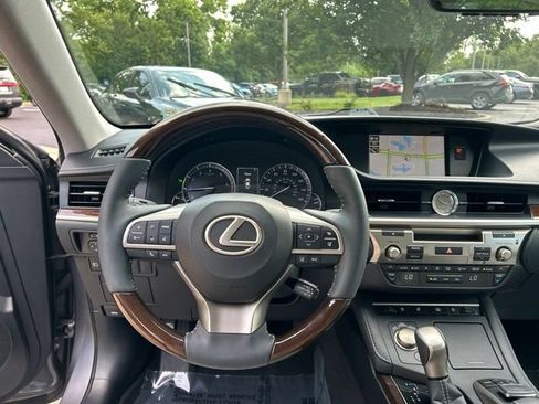 Used 2018 Lexus ES 350 w/ Luxury Package w/Wood Trim FWD image 13