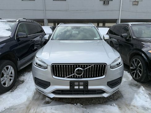 Used 2021 Volvo XC90 T6 Momentum image 2