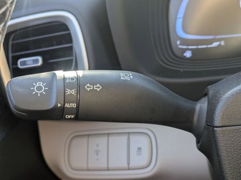 Certified 2024 Hyundai Venue SEL image 27