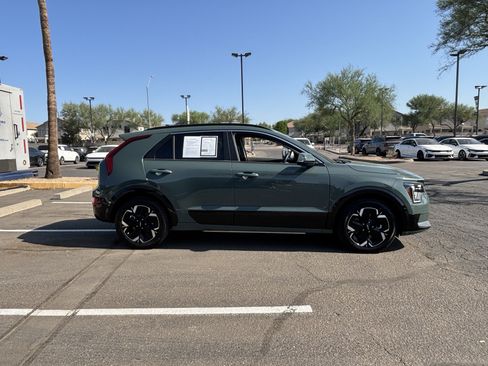 Certified 2023 Kia Niro Wind FWD image 2
