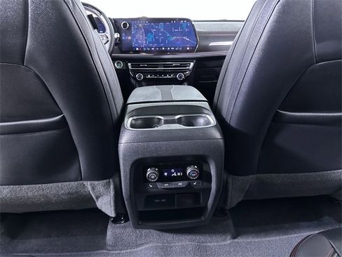 Used 2024 Chevrolet Traverse RS image 22
