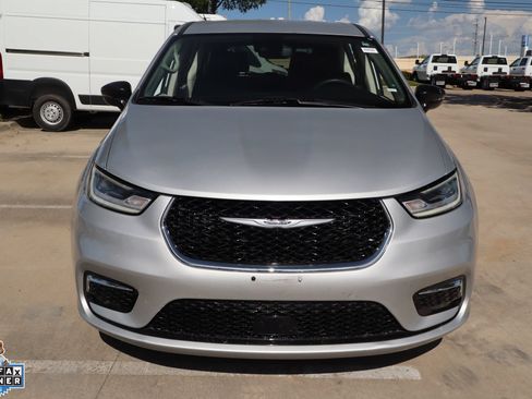 Used 2024 Chrysler Pacifica Touring-L FWD image 9