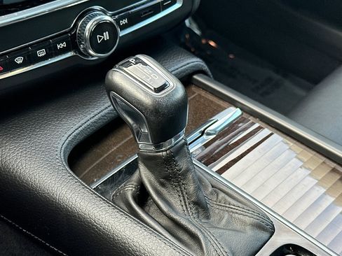 Used 2018 Volvo S90 T5 Momentum w/ Convenience Package image 17