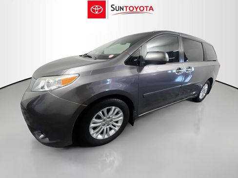 Used 2015 Toyota Sienna XLE Premium image 9