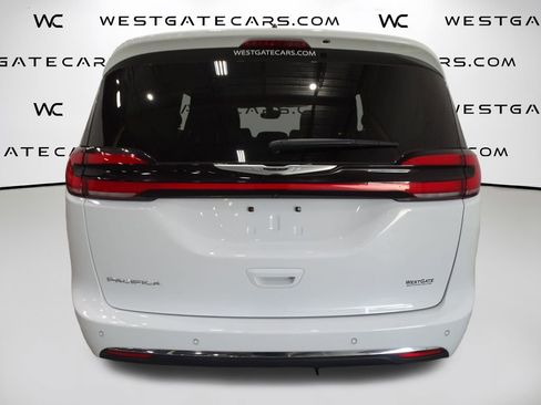 Used 2024 Chrysler Pacifica Touring-L image 4