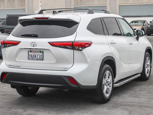 Used 2022 Toyota Highlander LE FWD image 9