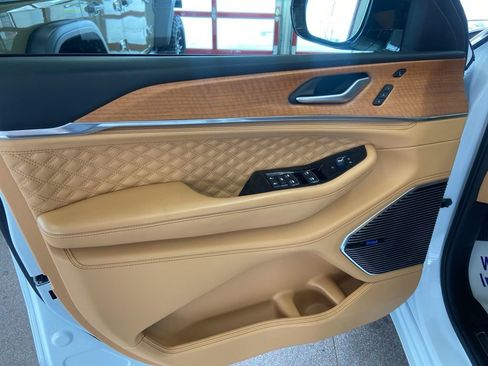 Used 2023 Jeep Grand Cherokee Summit image 9