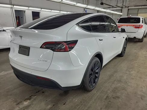 Used 2022 Tesla Model Y Long Range AWD/4WD image 3